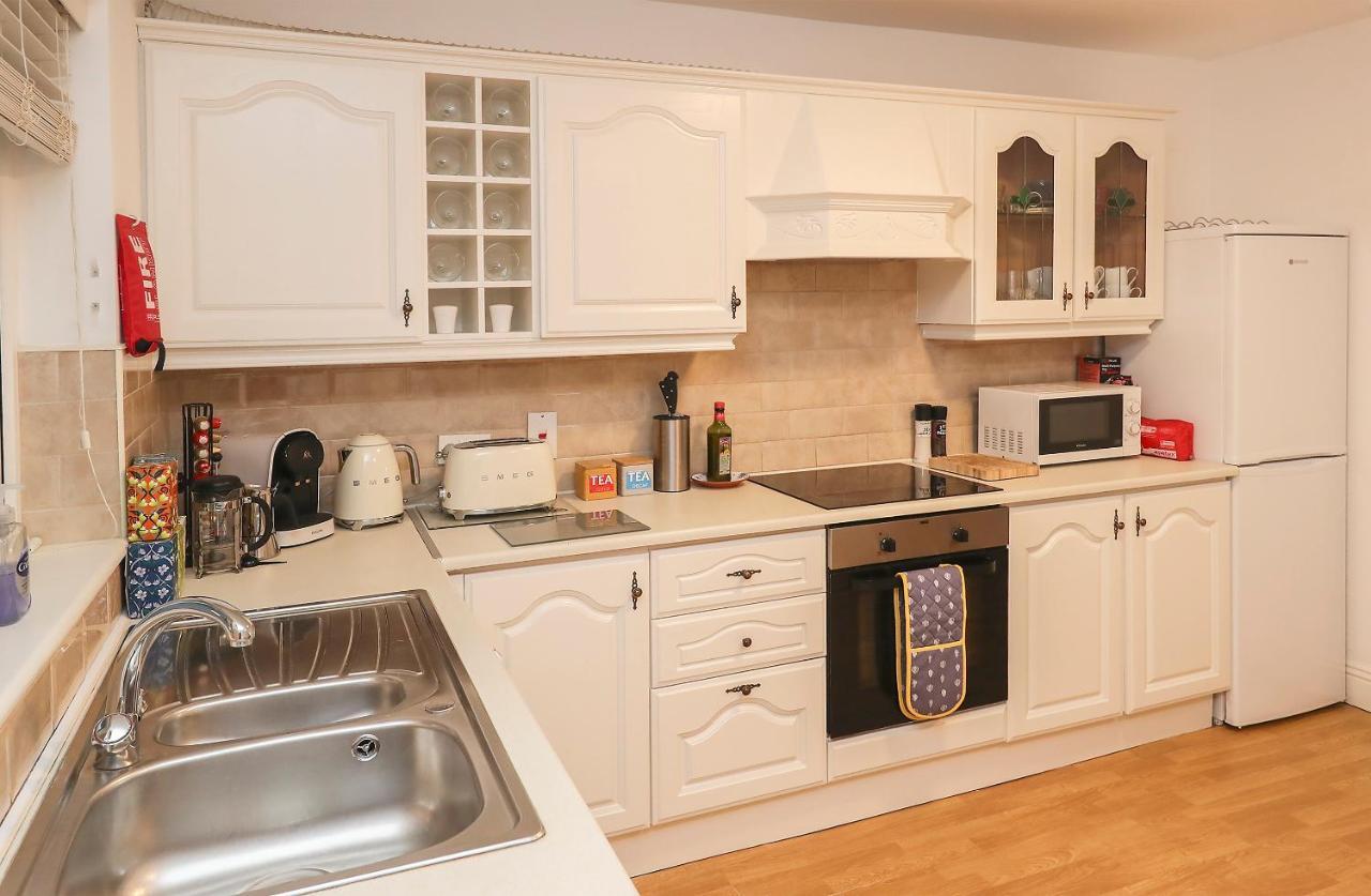 Two Bedroom Townhouse In The Heart Of Dungarvan Дънгарван Екстериор снимка