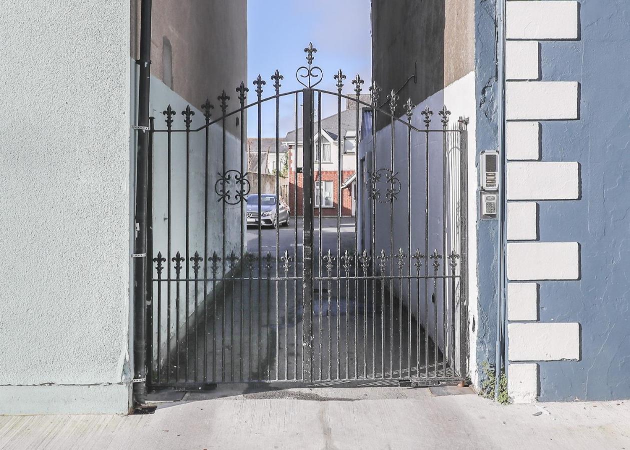Two Bedroom Townhouse In The Heart Of Dungarvan Дънгарван Екстериор снимка